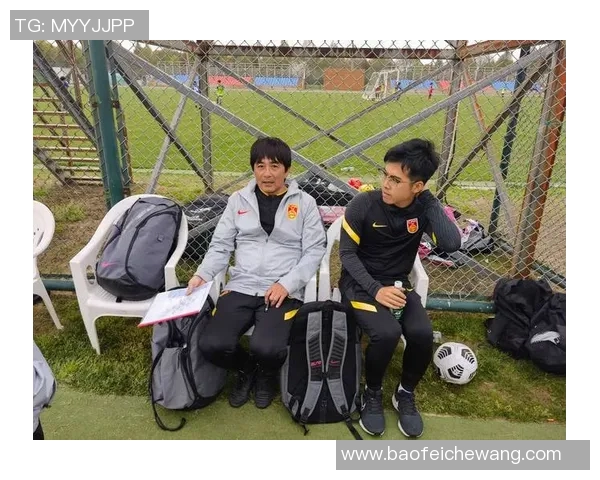 足球明星为教练栽树传递感恩之情展现团队精神与友谊的美好时刻